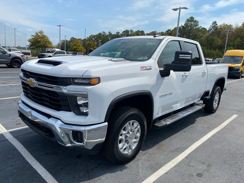 Used 2024 Chevrolet Silverado 2500 LT AWD/4WD image 3