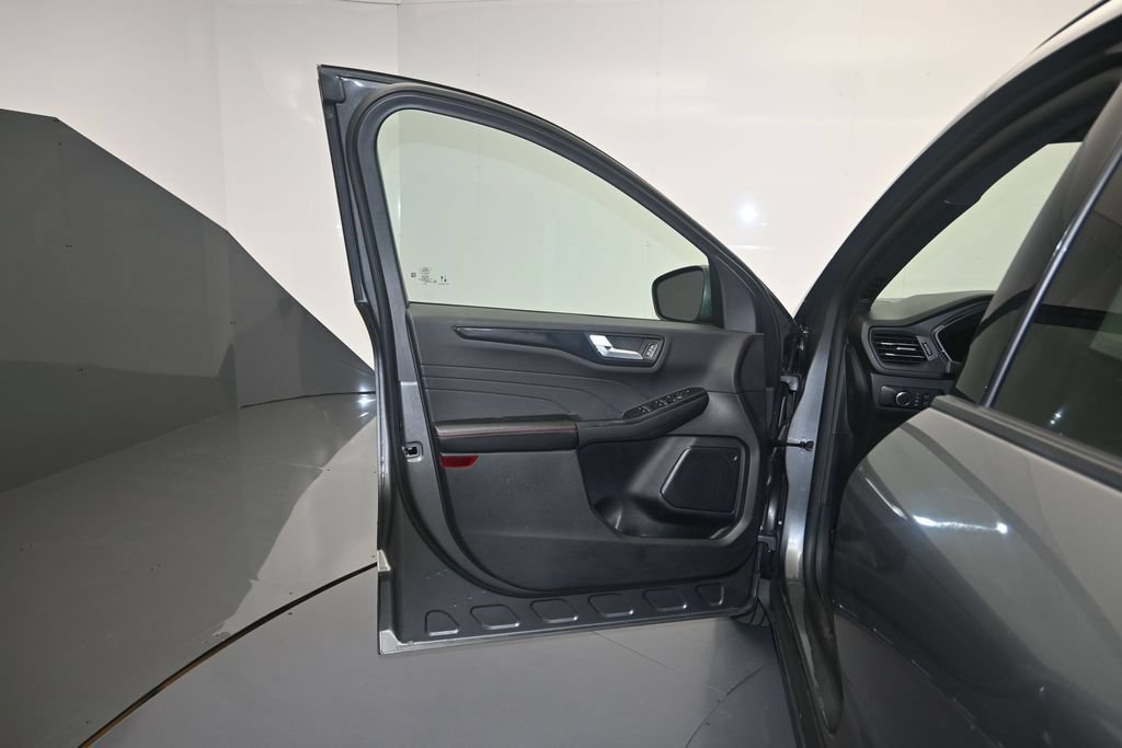 Certified 2025 Ford Escape ST-Line AWD/4WD image 10