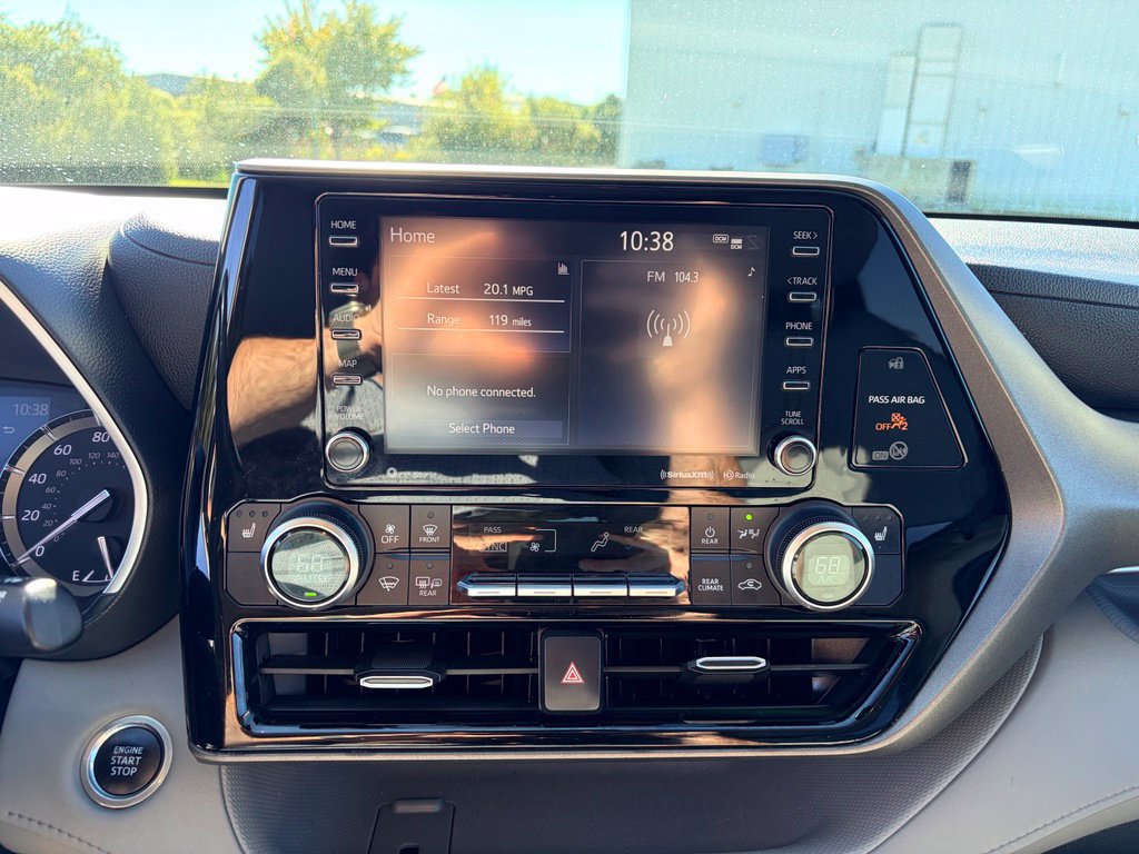 Used 2020 Toyota Highlander XLE AWD/4WD image 11