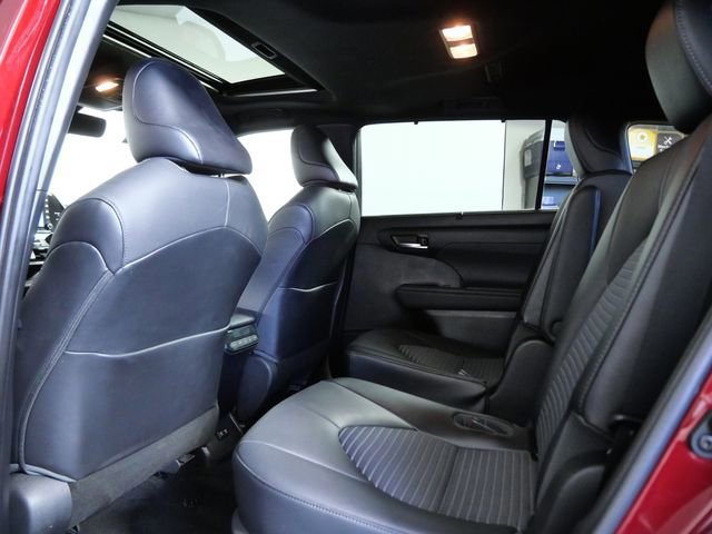 Used 2021 Toyota Highlander XSE AWD/4WD image 14