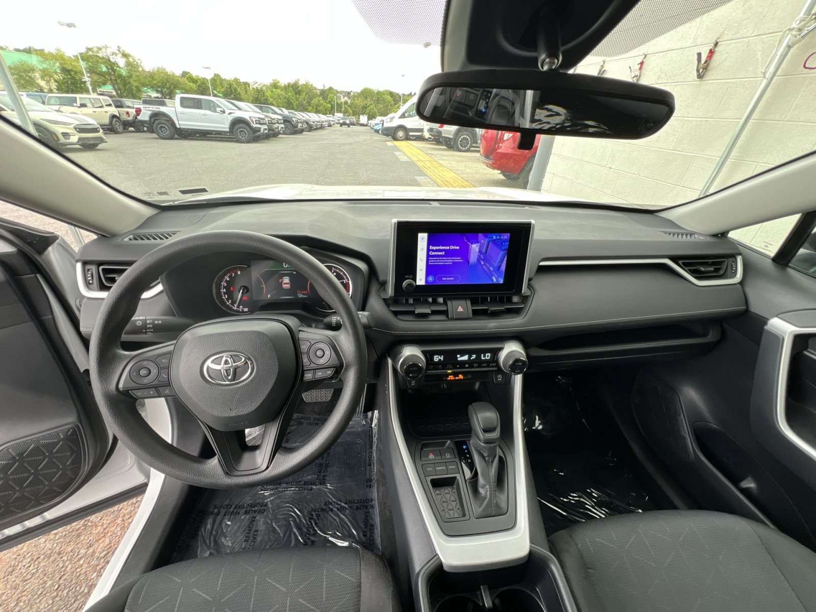 Used 2025 Toyota RAV4 XLE FWD image 31