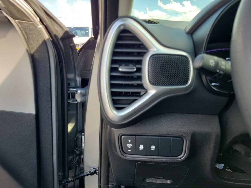 Used 2025 Kia Soul LX w/ LX Technology Package FWD image 23