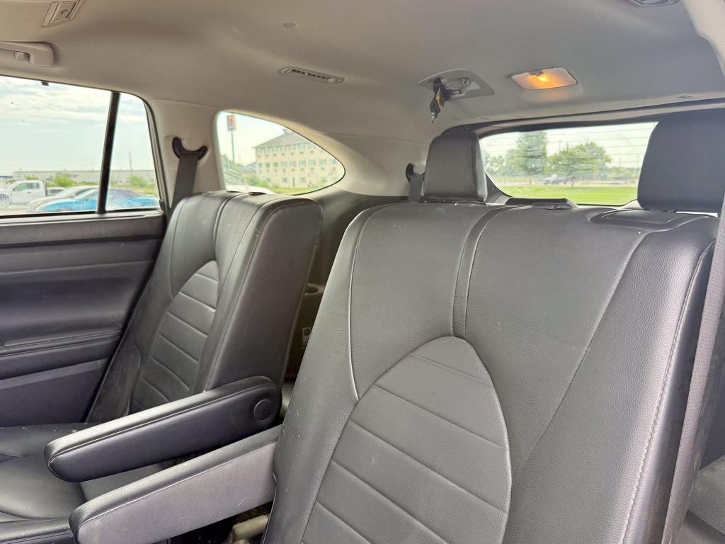 Used 2021 Toyota Highlander XLE AWD/4WD image 12