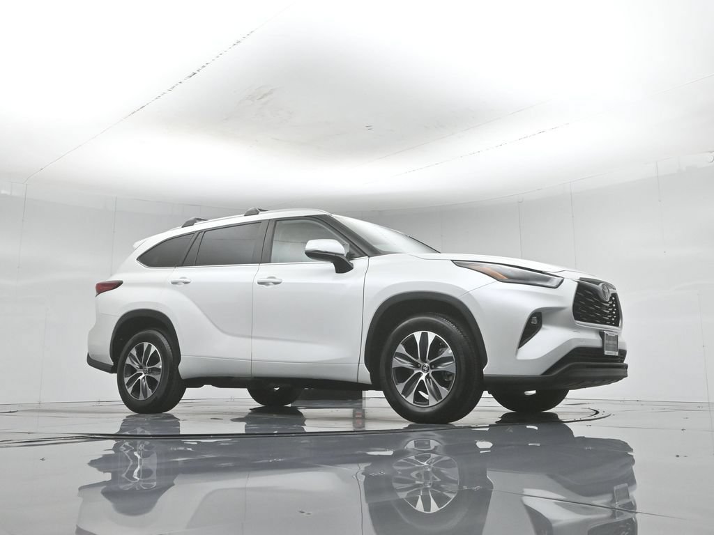 Used 2023 Toyota Highlander XLE FWD image 4