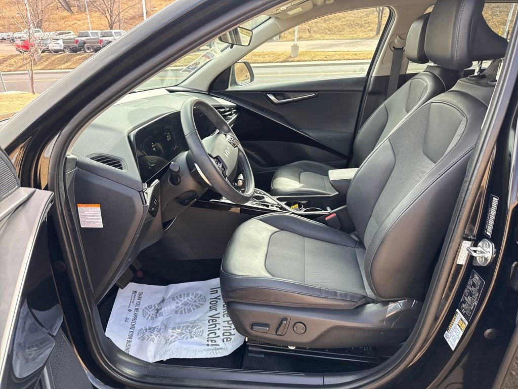 Used 2023 Kia Niro EX image 11