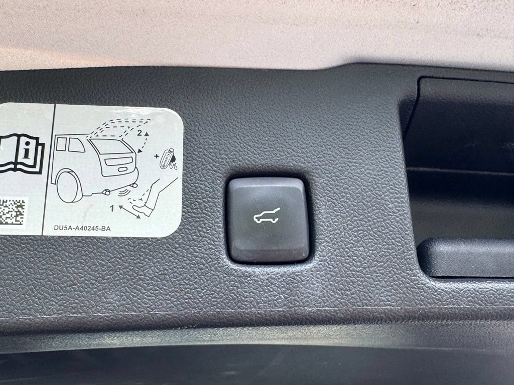 Certified 2020 Ford Escape Titanium AWD/4WD image 24