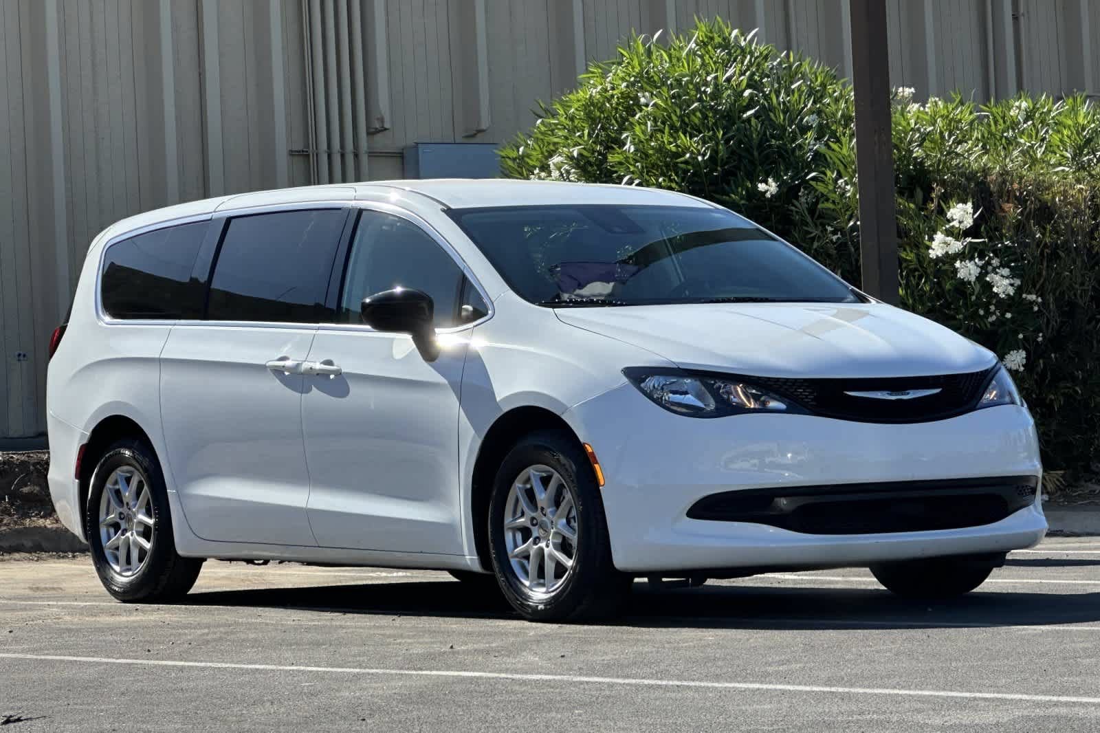 Used 2024 Chrysler Voyager LX FWD image 9