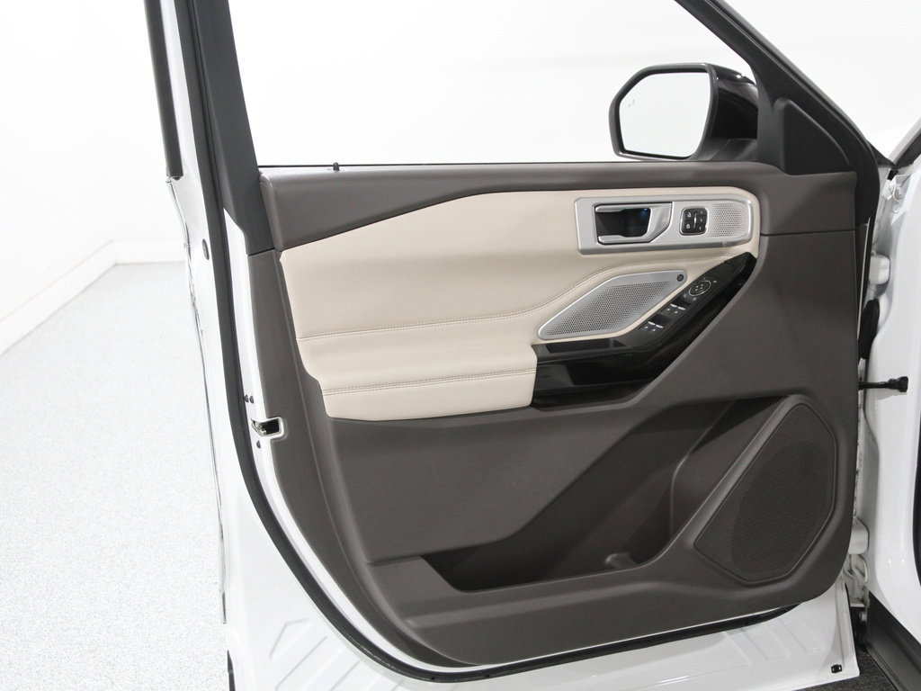 Certified 2021 Ford Explorer Platinum w/ Equipment Group 601A image 5