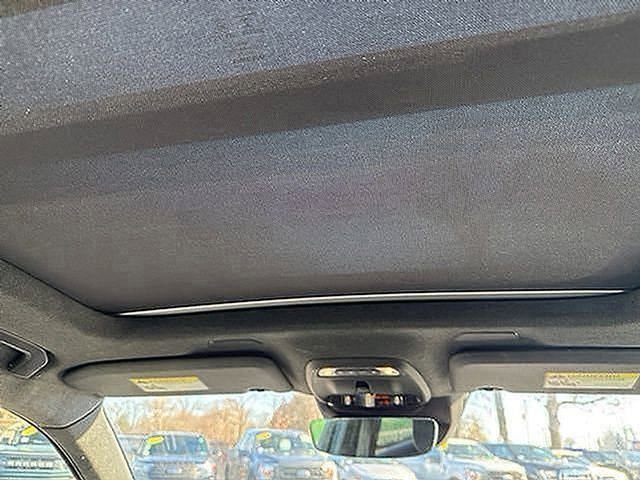 Used 2022 Volvo XC40 T5 R-Design w/ Advanced Package image 21