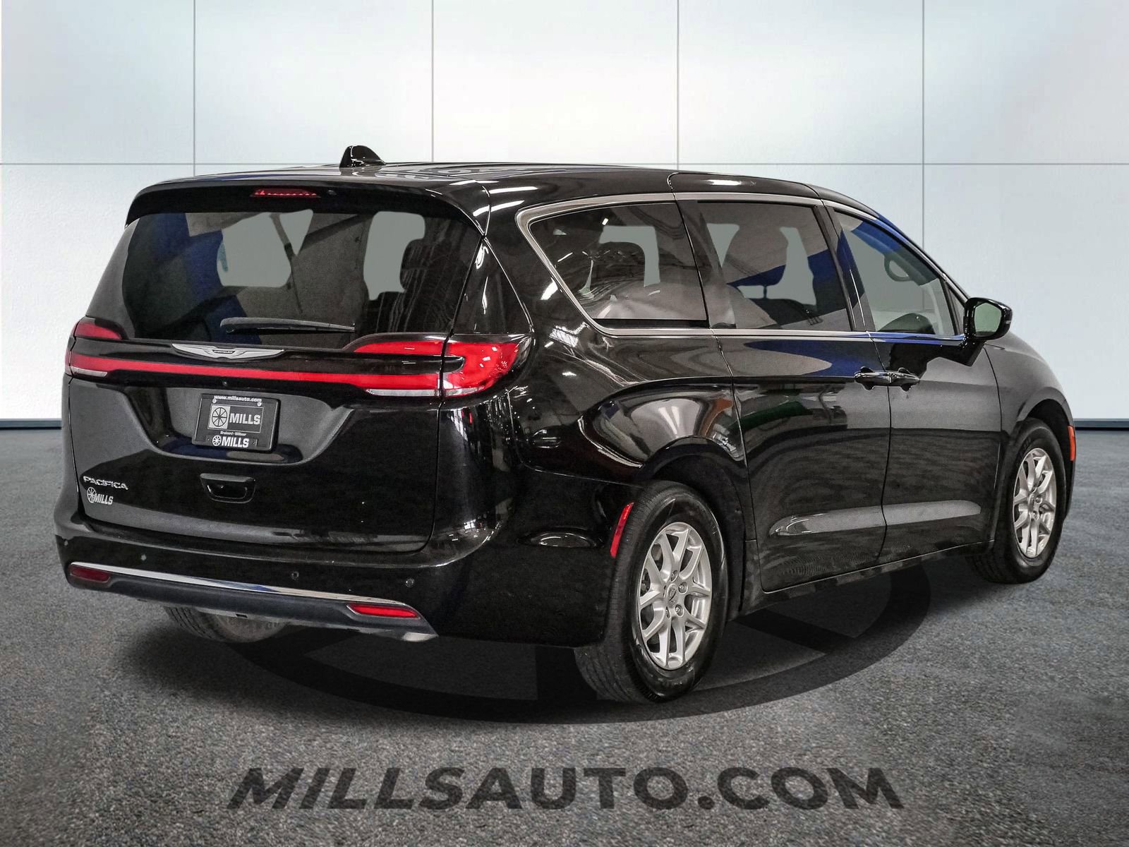Used 2024 Chrysler Pacifica Touring-L image 8
