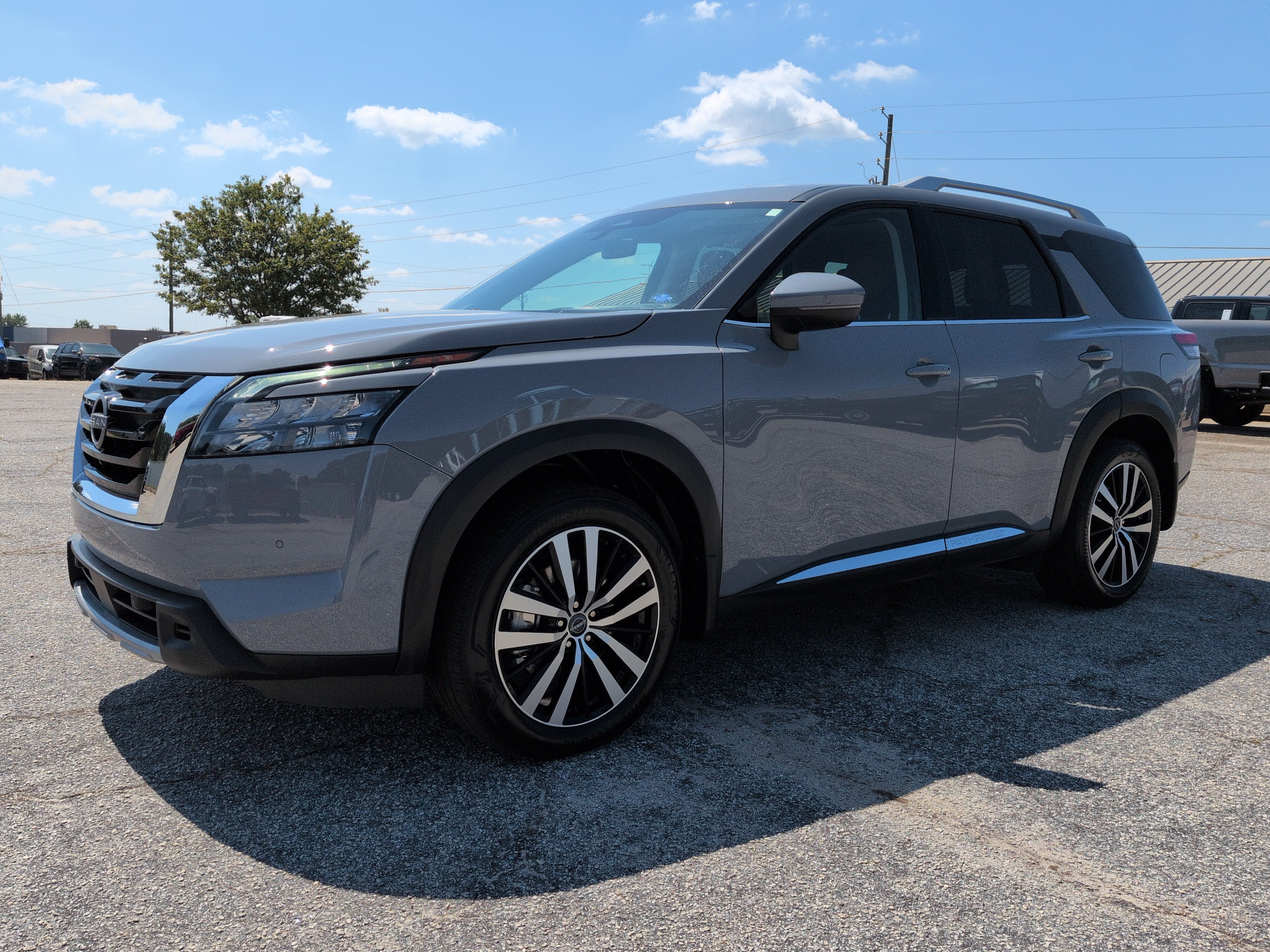Used 2025 Nissan Pathfinder Platinum FWD image 6