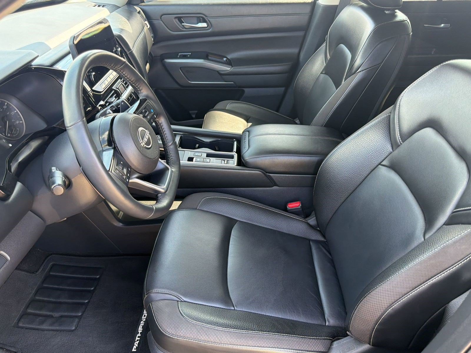 Used 2024 Nissan Pathfinder SL FWD image 4
