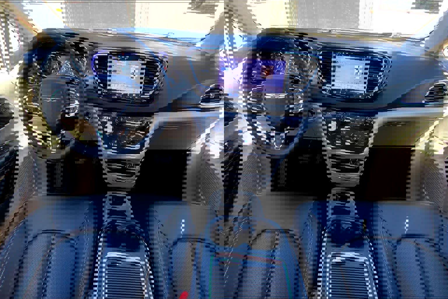 Used 2024 Chrysler Pacifica Touring-L image 16