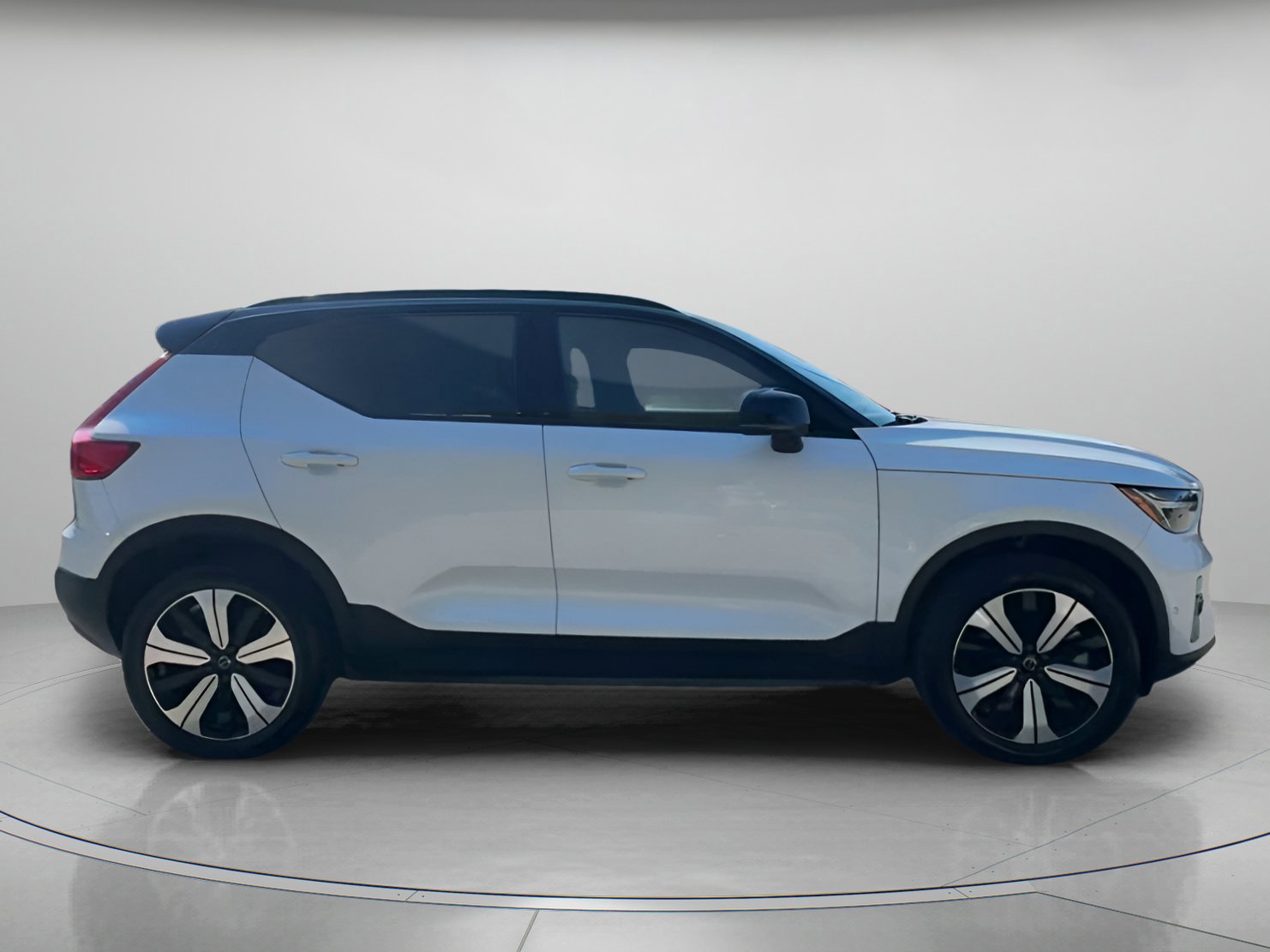 Used 2023 Volvo XC40 Recharge Plus image 26