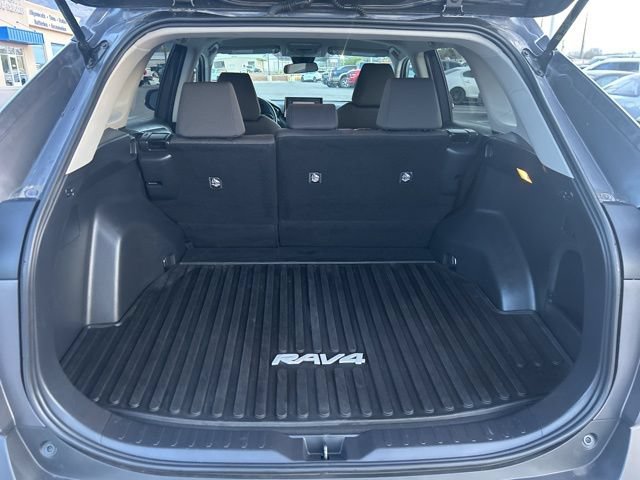 Used 2021 Toyota RAV4 XLE AWD/4WD image 17