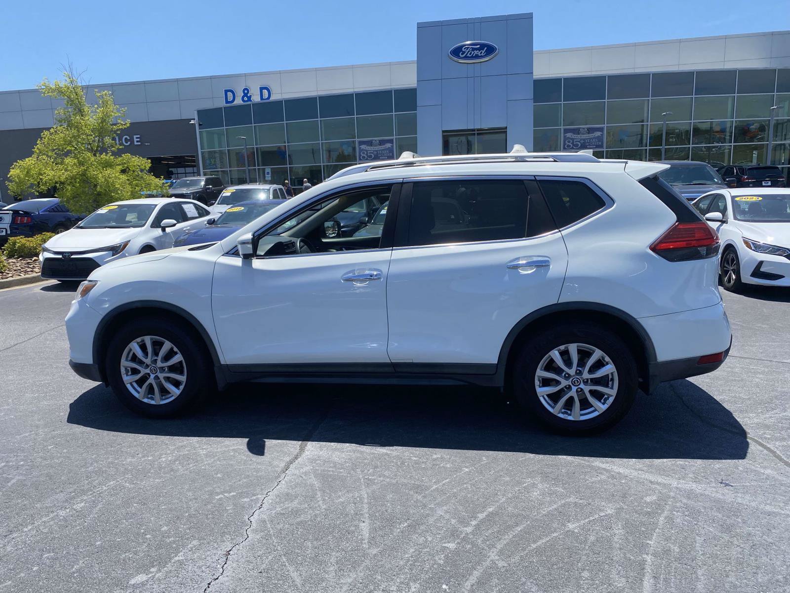 Used 2017 Nissan Rogue SV w/ SV Premium Package FWD image 4