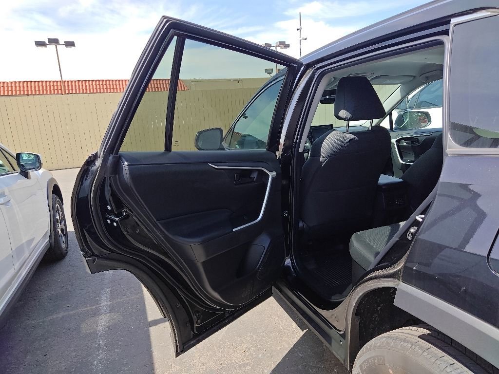 Used 2022 Toyota RAV4 LE AWD/4WD image 16