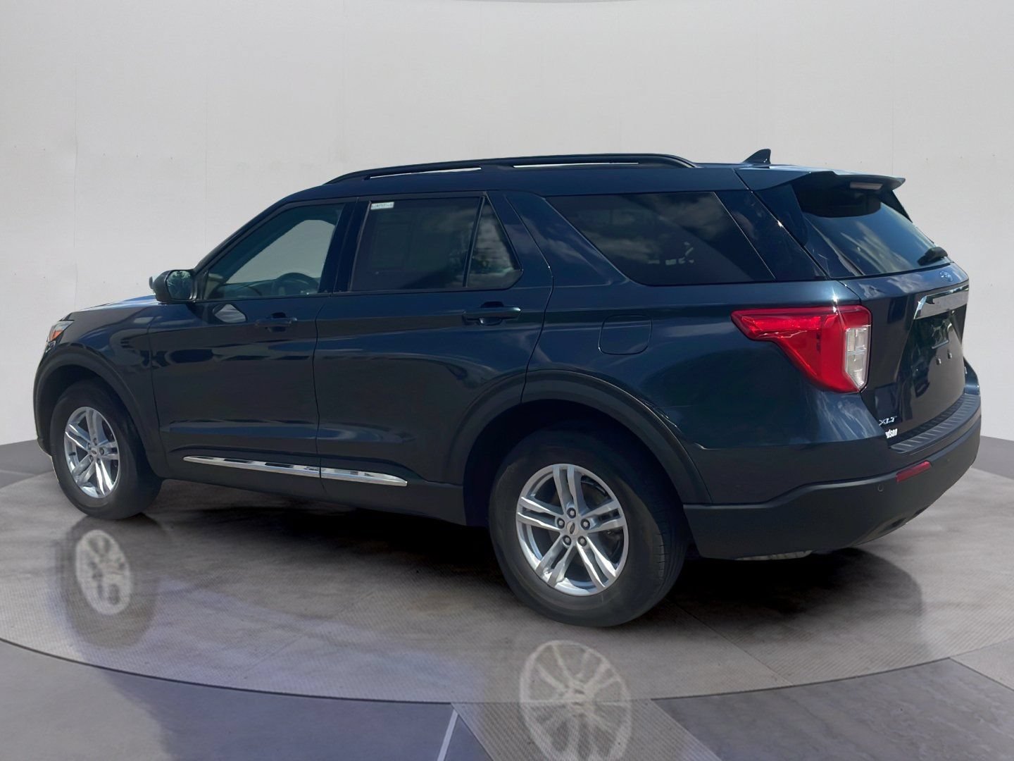 Certified 2024 Ford Explorer XLT AWD/4WD image 3