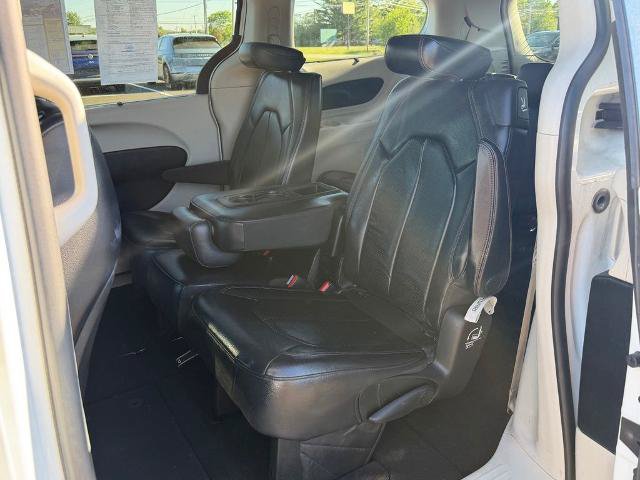 Used 2018 Chrysler Pacifica Touring-L FWD image 15