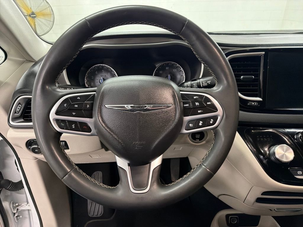 Used 2023 Chrysler Pacifica Touring-L FWD image 17