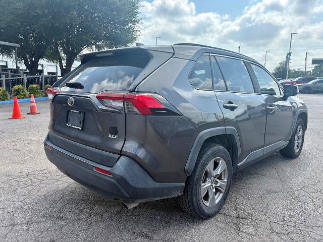 Used 2020 Toyota RAV4 XLE w/ Convenience Package FWD image 3