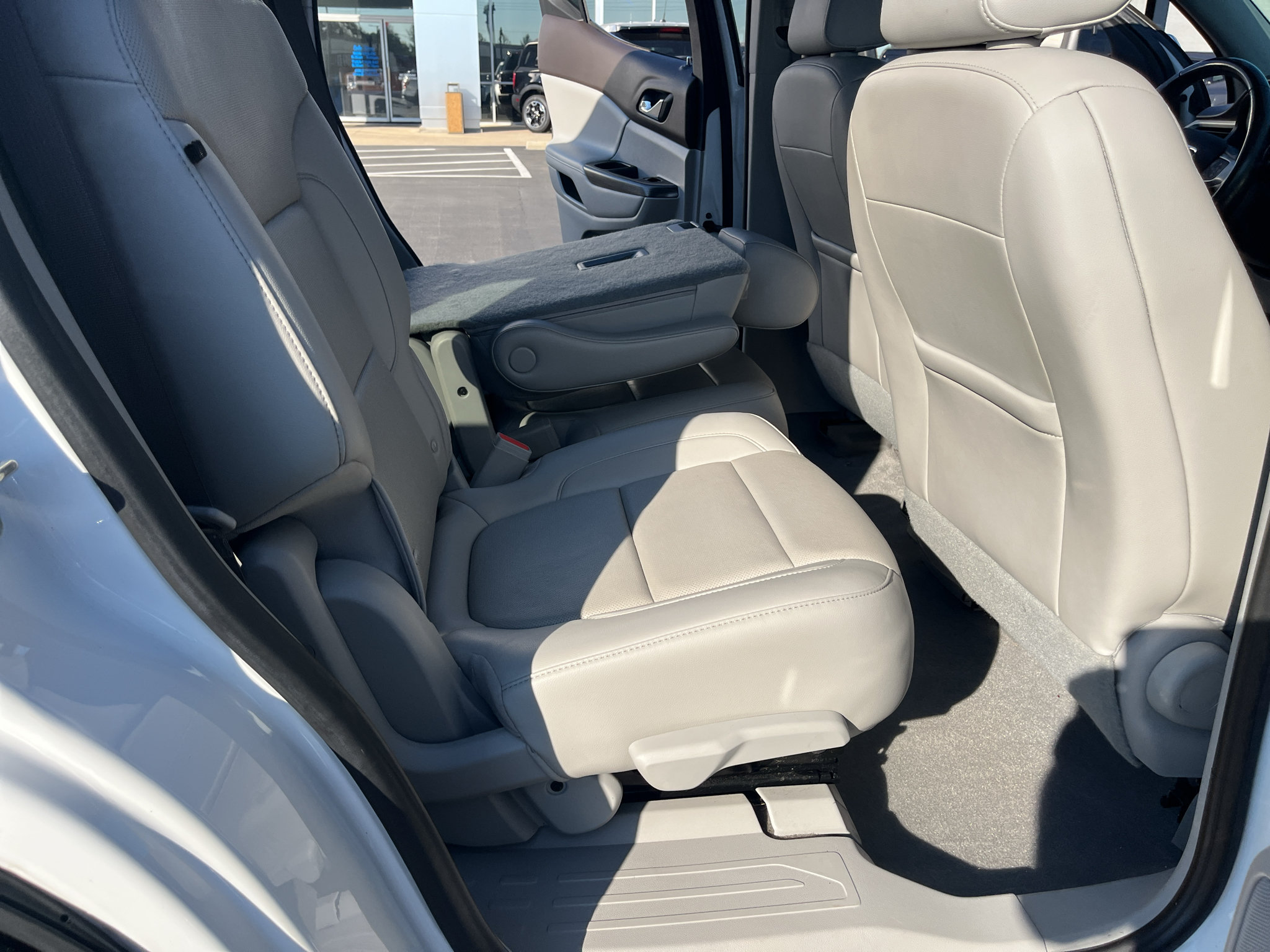 Used 2021 GMC Acadia SLT w/ LPO, Bright Accent Package FWD image 27