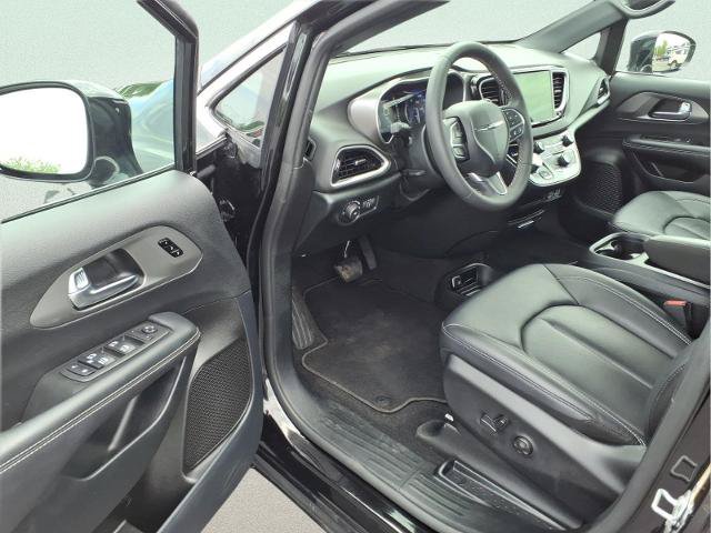 Used 2025 Chrysler Pacifica Select FWD image 9