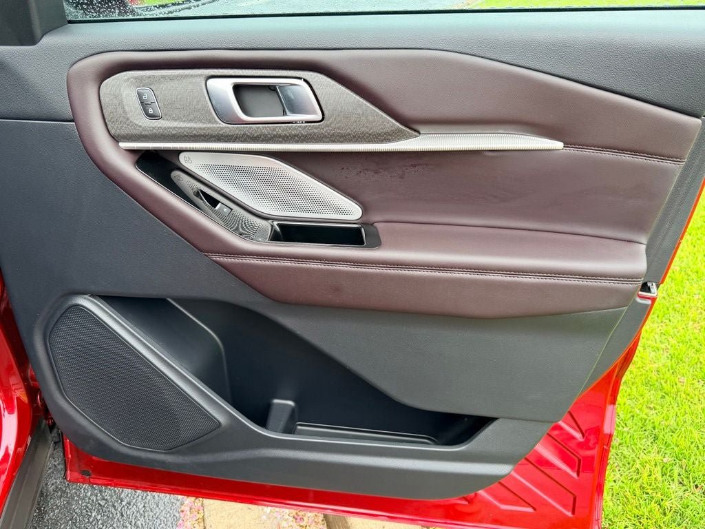 Certified 2025 Ford Explorer Platinum RWD image 10