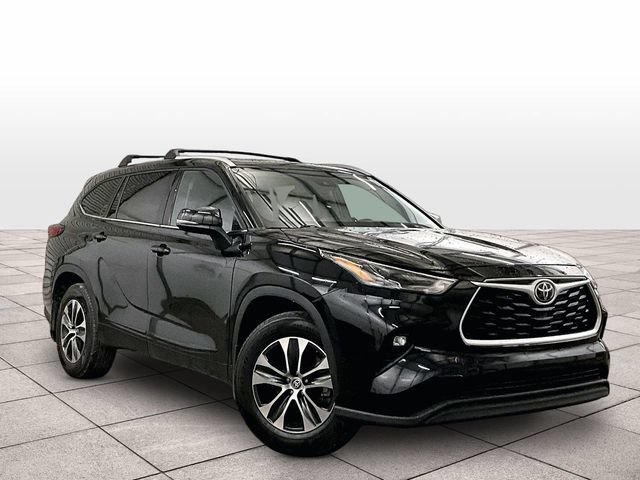 Used 2022 Toyota Highlander XLE AWD/4WD image 2