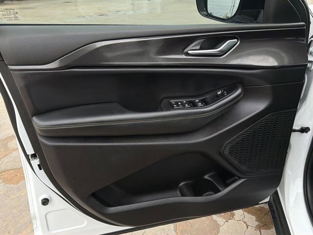 Used 2023 Jeep Grand Cherokee Altitude image 18