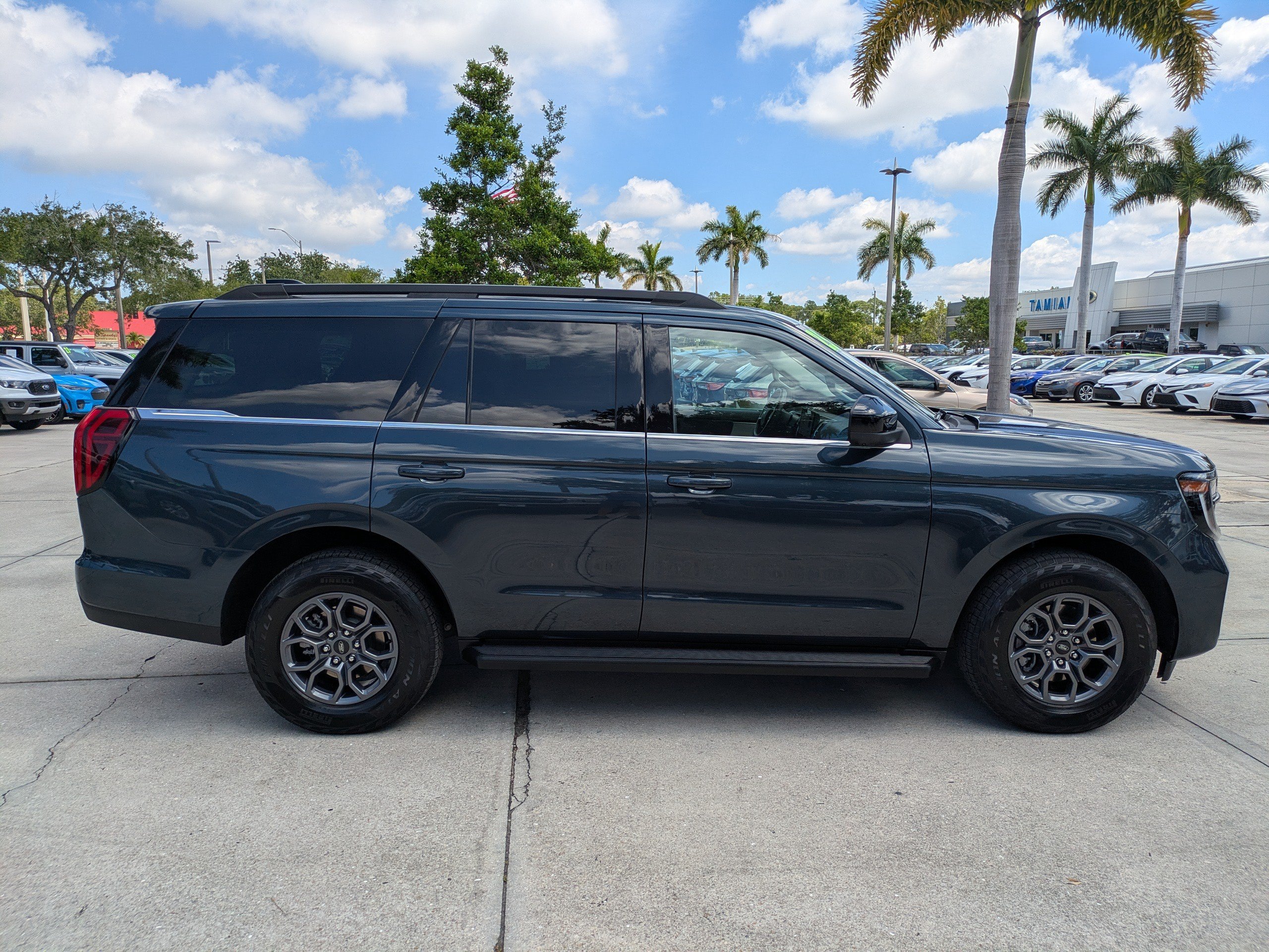 Certified 2025 Ford Expedition Active AWD/4WD image 3