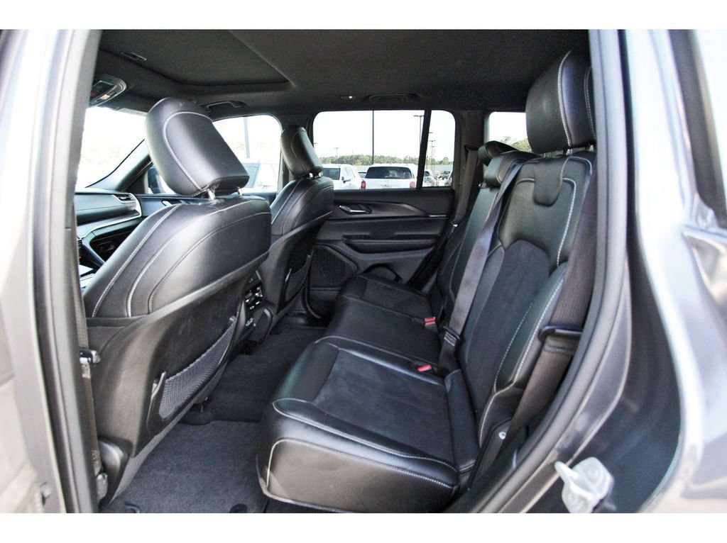 Used 2024 Jeep Grand Cherokee Altitude RWD image 10
