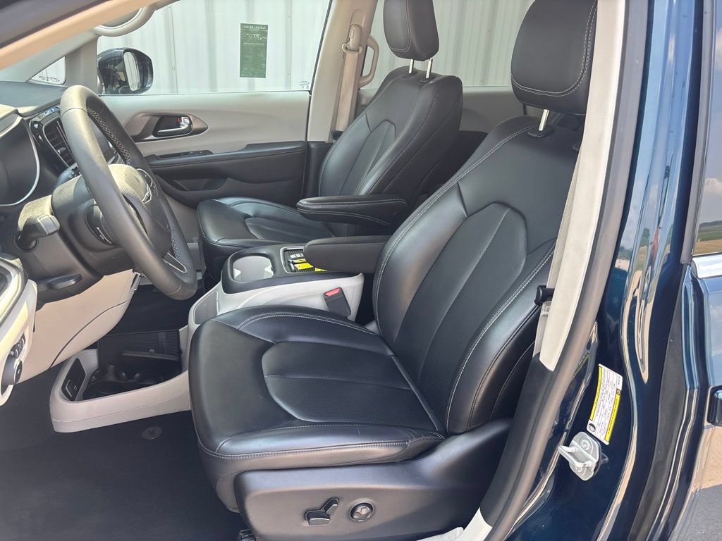 Used 2024 Chrysler Pacifica Limited FWD image 12