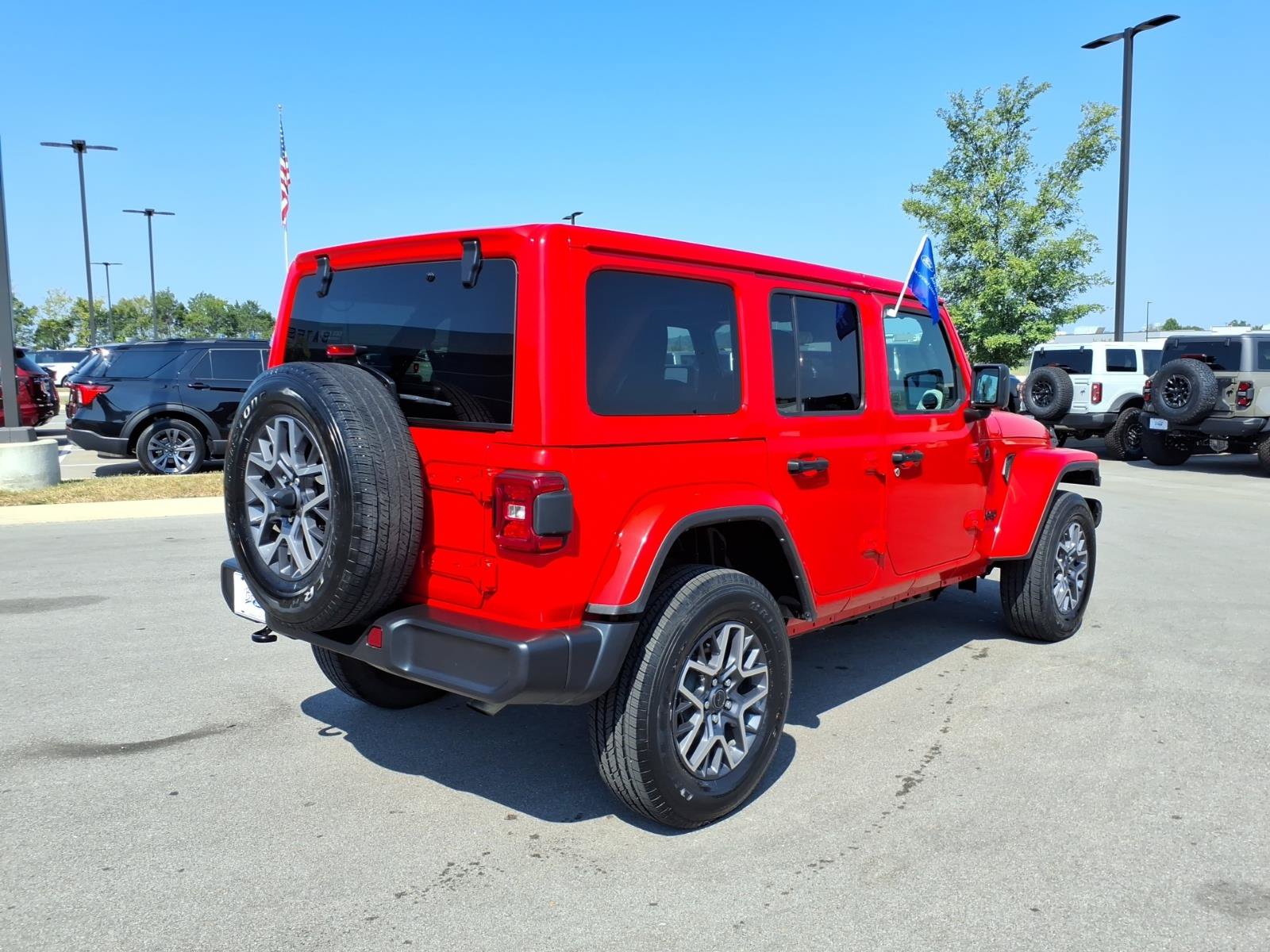 Used 2025 Jeep Wrangler Unlimited Sahara AWD/4WD image 3