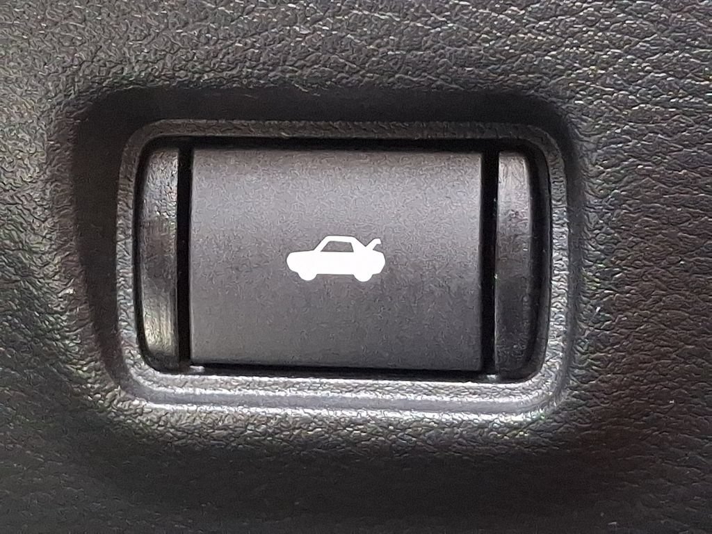 Used 2025 Nissan Sentra SR FWD image 25