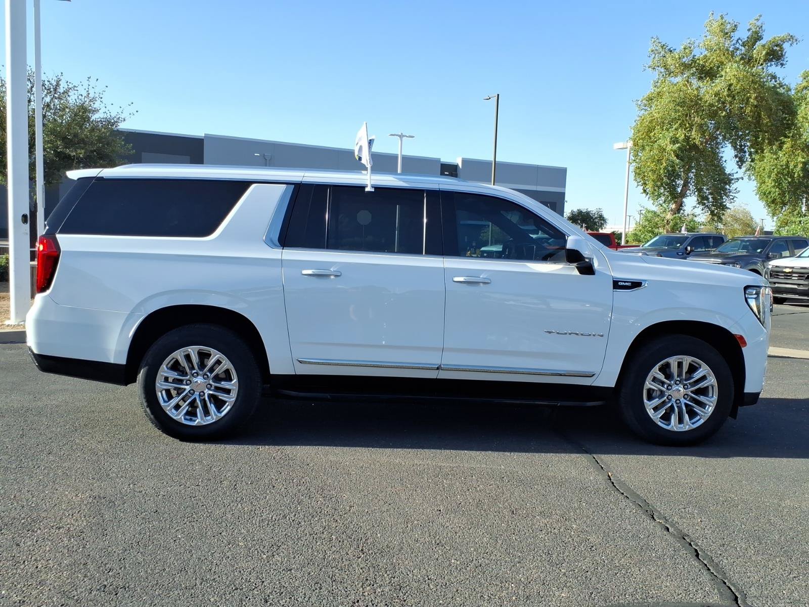 Used 2023 GMC Yukon XL SLT AWD/4WD image 6