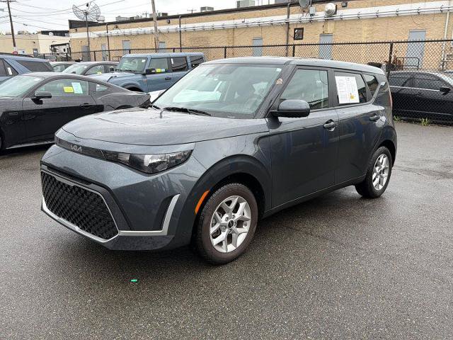 Used 2025 Kia Soul LX w/ LX Technology Package FWD image 2