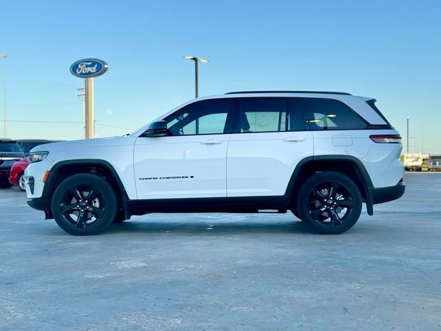 Used 2023 Jeep Grand Cherokee Altitude image 2