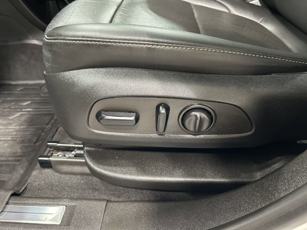 Used 2022 GMC Acadia SLT w/ Preferred Package image 16