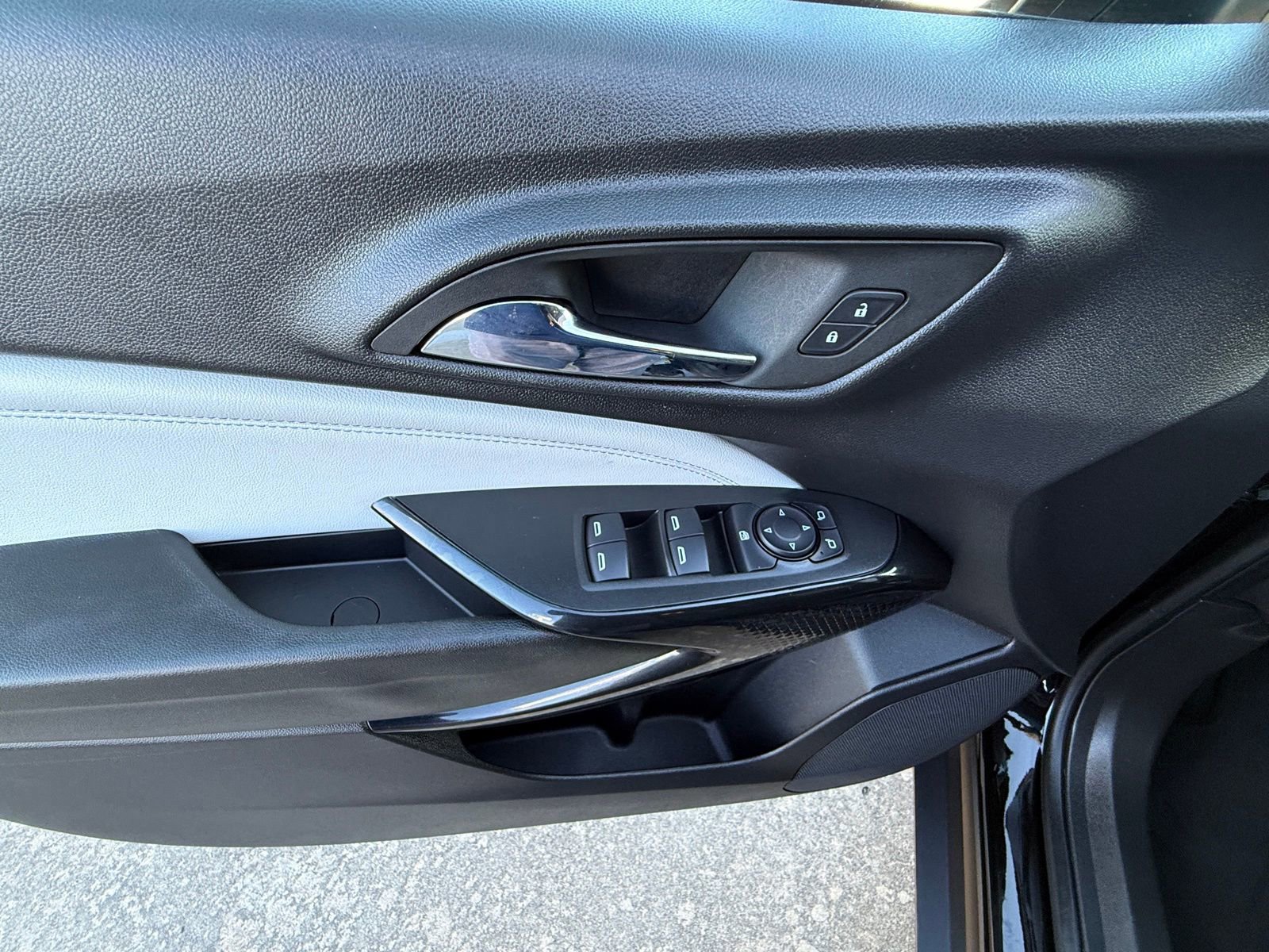 Used 2025 Chevrolet Trax LT w/ LT Convenience Package image 14