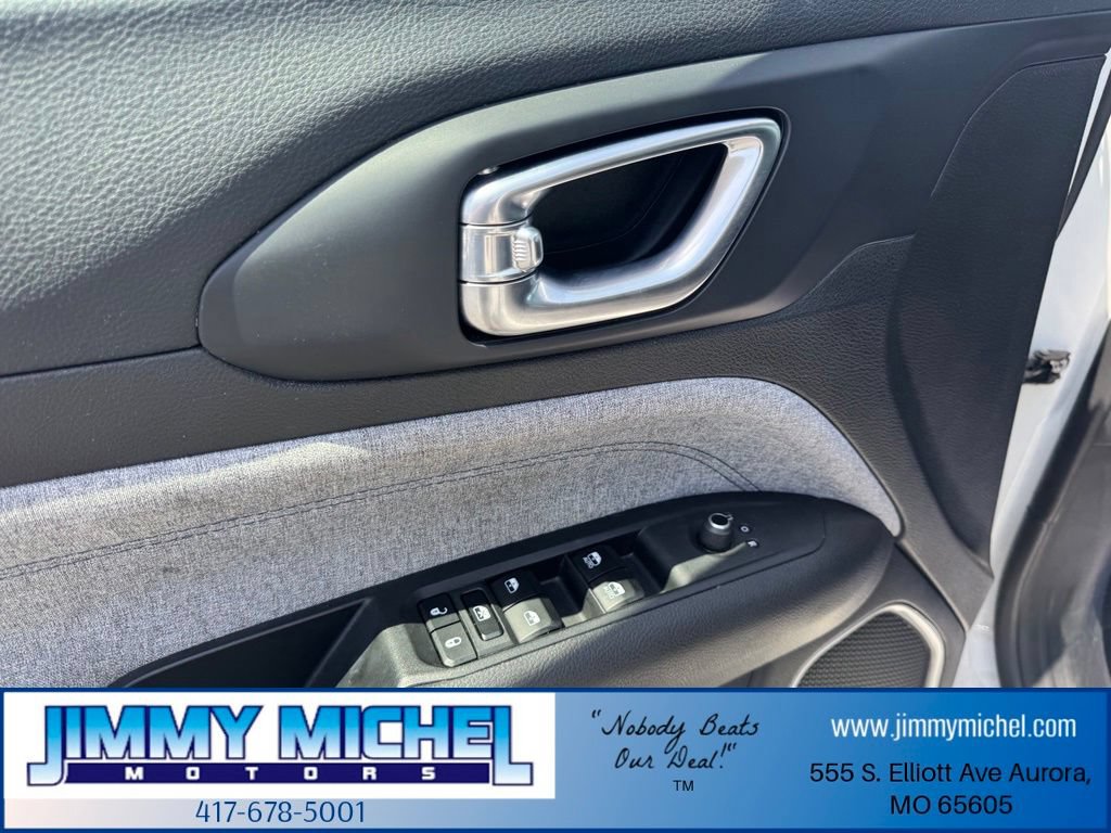 Used 2024 Jeep Compass Latitude AWD/4WD image 3