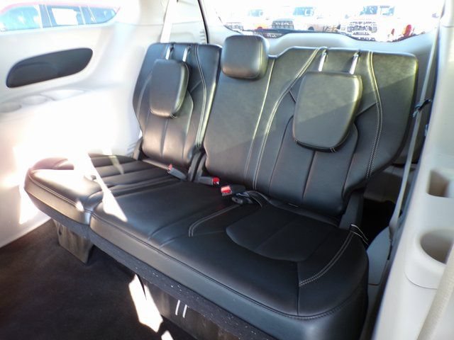 Used 2024 Chrysler Pacifica Touring-L FWD image 9