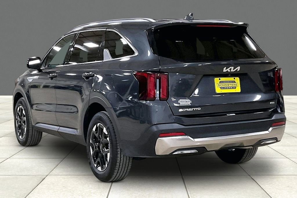 Used 2024 Kia Sorento S image 2