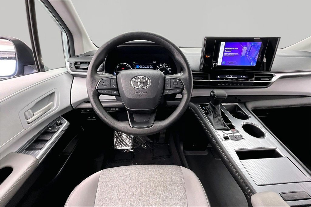 Used 2025 Toyota Sienna LE FWD image 5