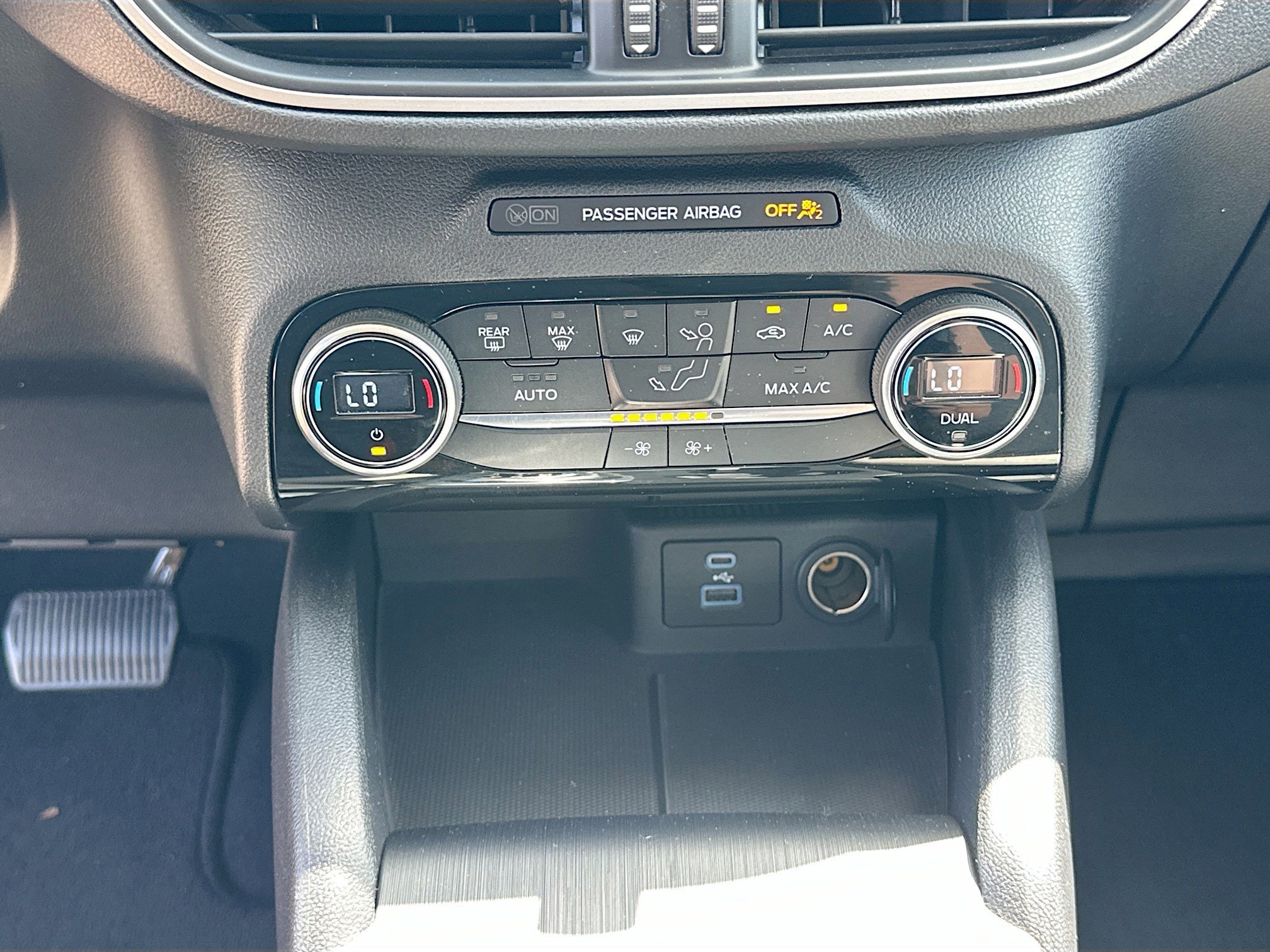 Certified 2021 Ford Escape SE w/ SE Sport Appearance Package image 16