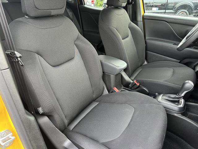 Used 2023 Jeep Renegade Latitude AWD/4WD image 15