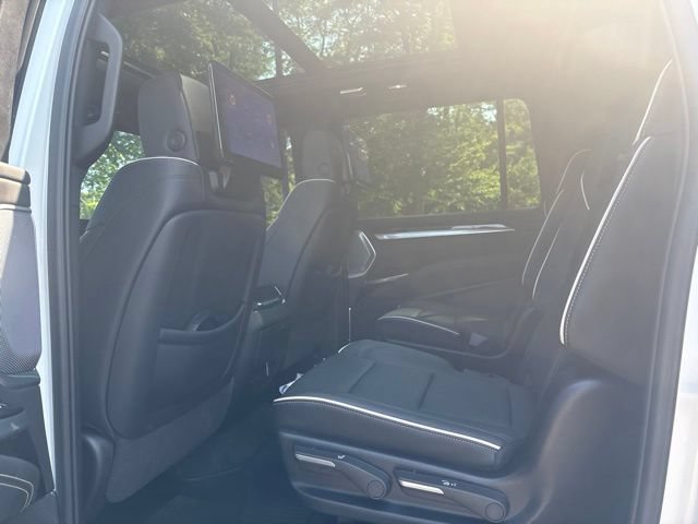 Used 2025 Cadillac Escalade ESV Sport w/ Touring Package AWD/4WD image 15