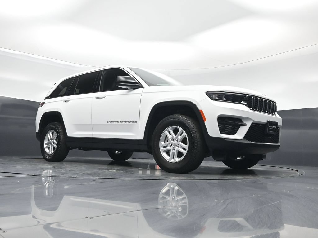Used 2025 Jeep Grand Cherokee Laredo w/ Luxury Tech Group I AWD/4WD image 3