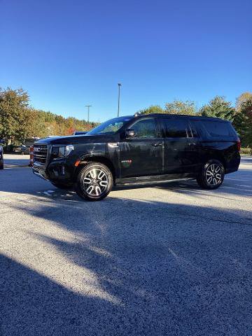 Used 2024 GMC Yukon XL AT4 w/ Technology Package AWD/4WD image 2
