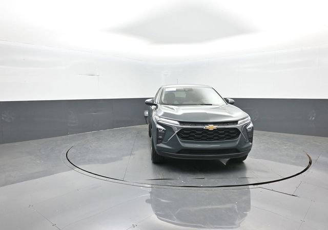 Used 2025 Chevrolet Trax LS w/ LS Convenience Package image 2